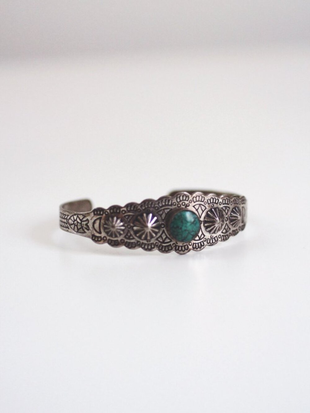 Vintage Southwestern Sterling Silver Turquoise Cuff Bracelet Stamped Scalloped - Picture 4 of 8